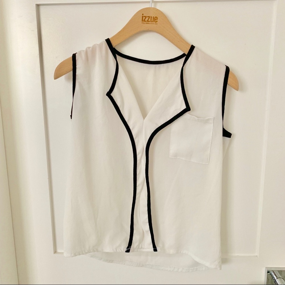 ❤️ 3 fr $25 Sleeveless with Black Trimming Top